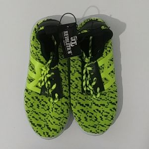 Boys DT Revolution size 13 tennis shoe